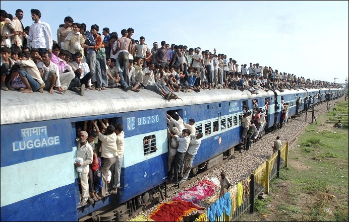 Resultado de imagem para train india